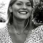 étudiante studieuse et pédagogue